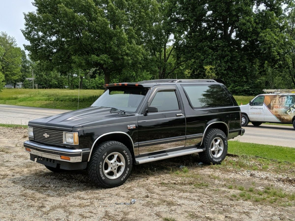 1985 Black Chevrolet S-10 SUV