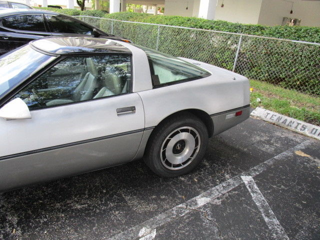 1985 Silver Chevrolet Corvette Coupe
