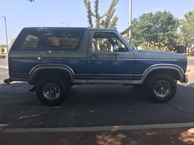 1985 blue and gray Ford Bronco 2 door bronco