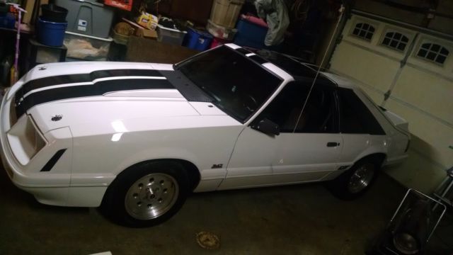 1985 Oxford white Ford Mustang
