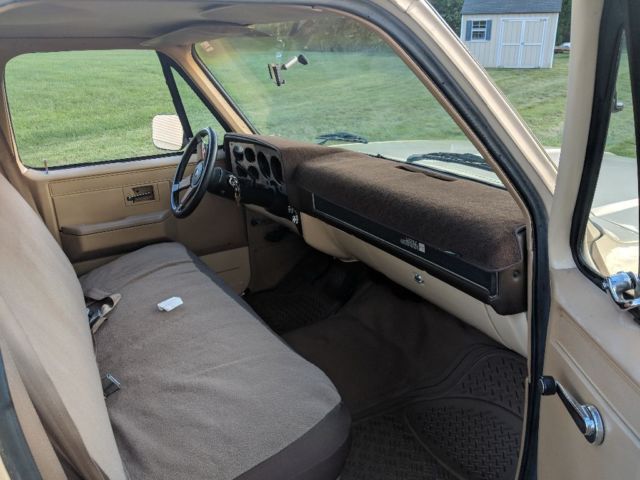 1985 Tan GMC Suburban SUV