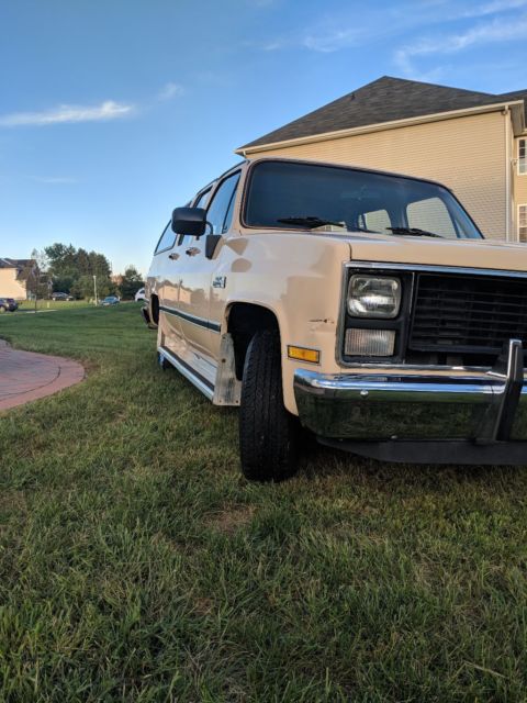 1985 Tan GMC Suburban SUV