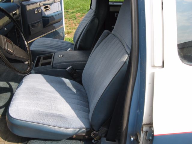 1985 White/Blue GMC Suburban SUV