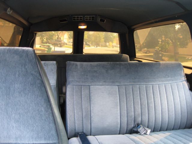 1985 White/Blue GMC Suburban SUV