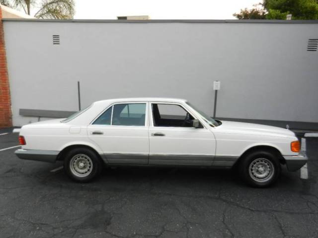 1985 Off White Mercedes-Benz 300-Series Sedan