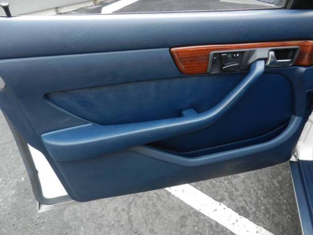 1985 Off White Mercedes-Benz 300-Series Sedan