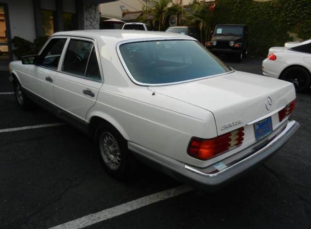 1985 Off White Mercedes-Benz 300-Series Sedan