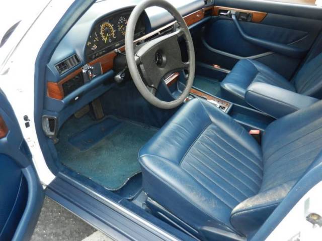 1985 Off White Mercedes-Benz 300-Series Sedan