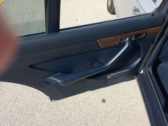 1985 Silver Mercedes-Benz 500-Series Sedan