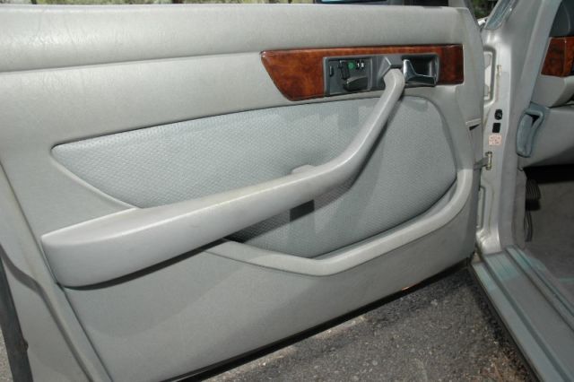 1985 Silver Mercedes-Benz 500-Series Sedan