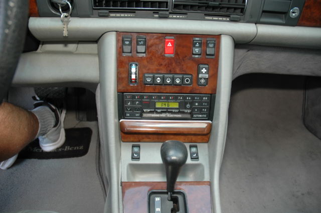 1985 Silver Mercedes-Benz 500-Series Sedan