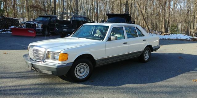1985 White Mercedes-Benz 500-Series Sedan
