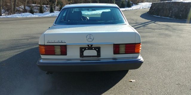 1985 White Mercedes-Benz 500-Series Sedan