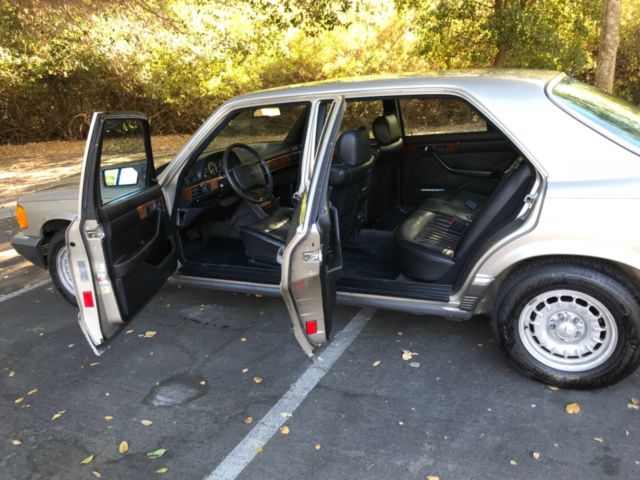 1985 Beige/ gold Mercedes-Benz 500-Series Sedan