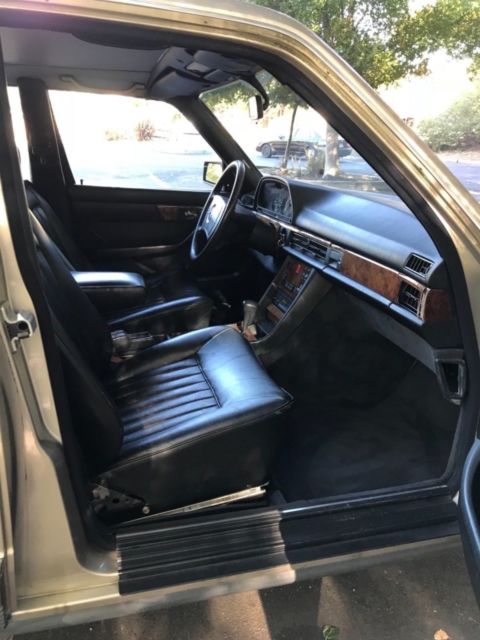 1985 Beige/ gold Mercedes-Benz 500-Series Sedan