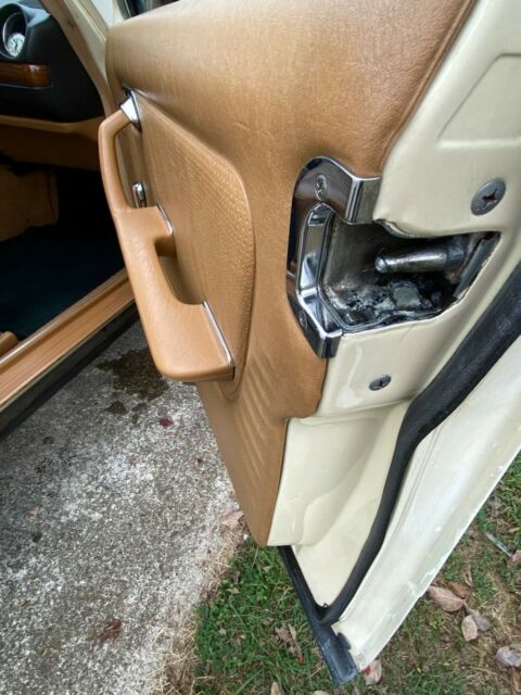 1985 Pale yellow Mercedes-Benz 200-Series Sedan