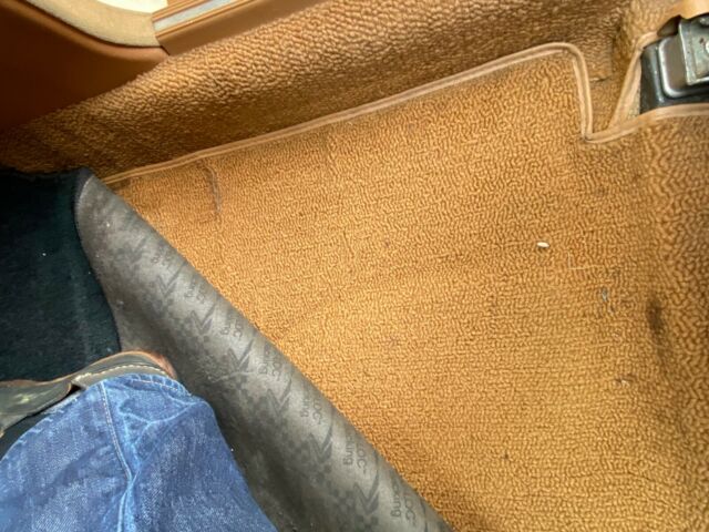 1985 Pale yellow Mercedes-Benz 200-Series Sedan