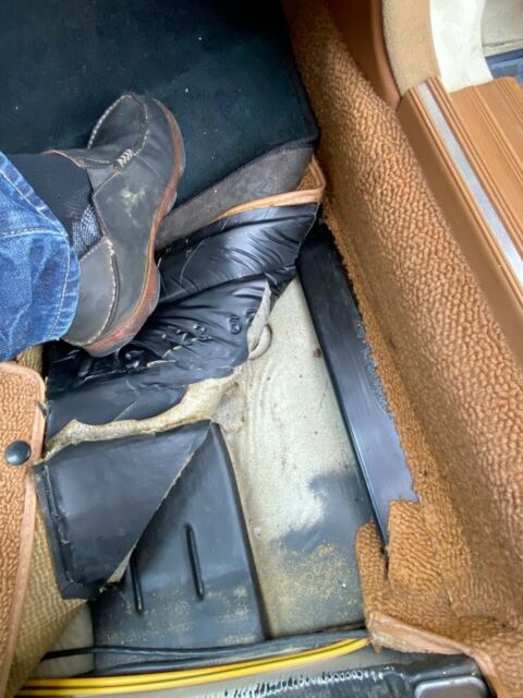 1985 Pale yellow Mercedes-Benz 200-Series Sedan