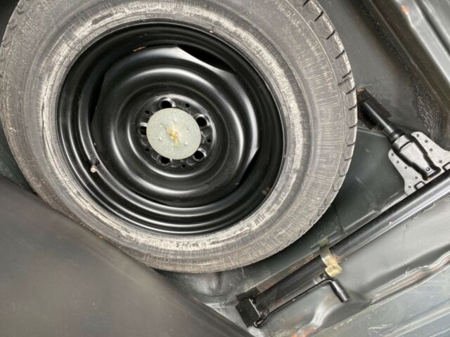 1985 Pale yellow Mercedes-Benz 200-Series Sedan