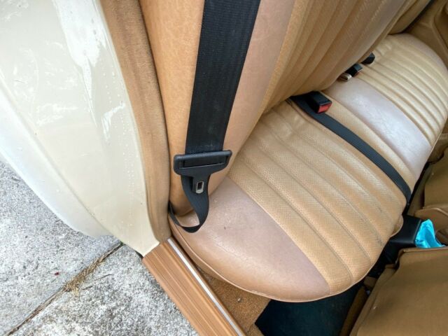 1985 Pale yellow Mercedes-Benz 200-Series Sedan