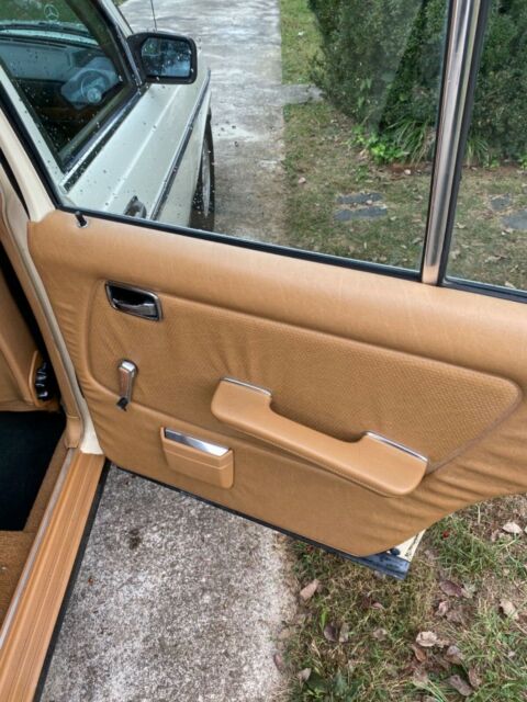 1985 Pale yellow Mercedes-Benz 200-Series Sedan