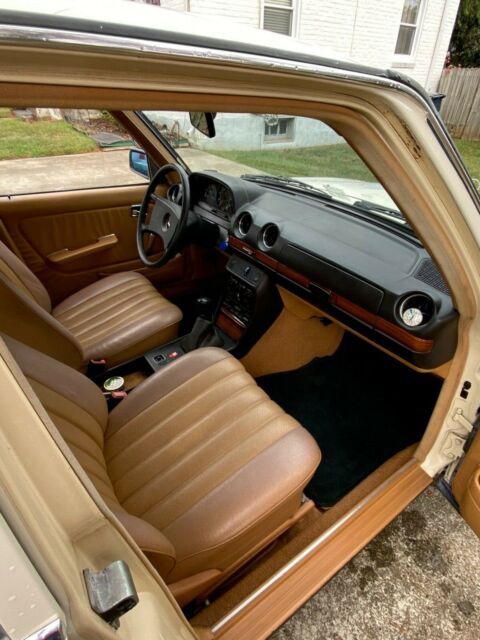 1985 Pale yellow Mercedes-Benz 200-Series Sedan