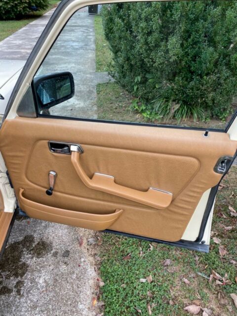 1985 Pale yellow Mercedes-Benz 200-Series Sedan