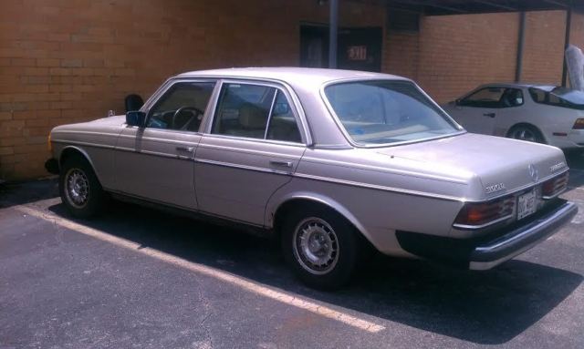 1985 Silver Mercedes-Benz 300-Series Sedan