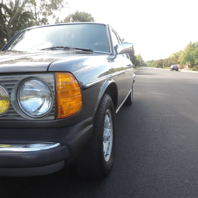 1985 Anthrecite Gray Mercedes-Benz 300-Series Sedan