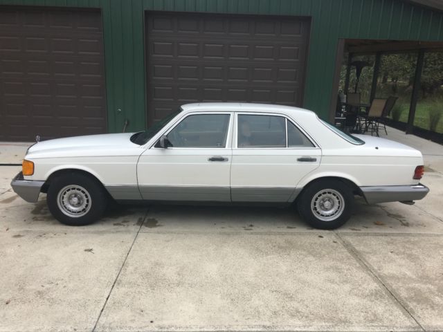 1985 White Mercedes-Benz 300-Series Sedan