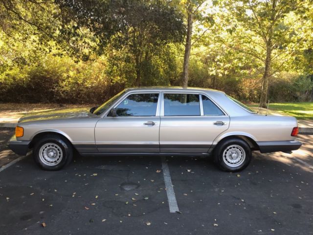 1985 Beige/ gold Mercedes-Benz 500-Series Sedan
