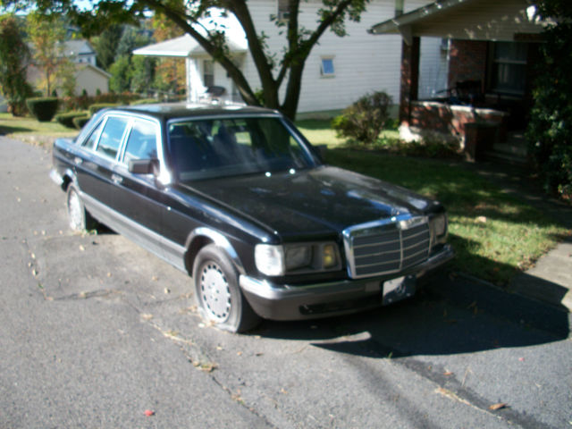 1985 Black Mercedes-Benz 500-Series Sedan