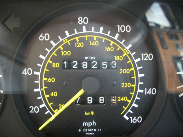 1985 Black Mercedes-Benz 500-Series Sedan