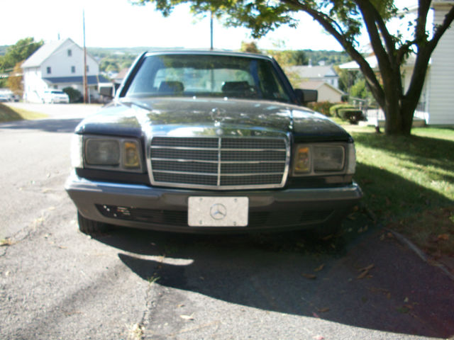 1985 Black Mercedes-Benz 500-Series Sedan