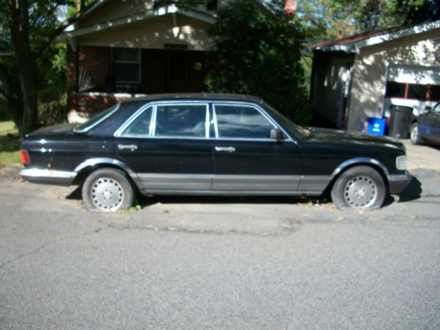 1985 Black Mercedes-Benz 500-Series Sedan