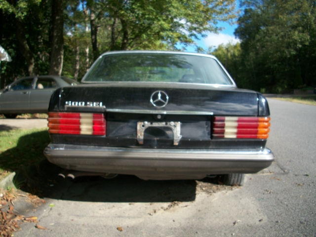 1985 Black Mercedes-Benz 500-Series Sedan