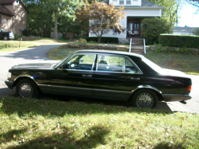 1985 Black Mercedes-Benz 500-Series Sedan