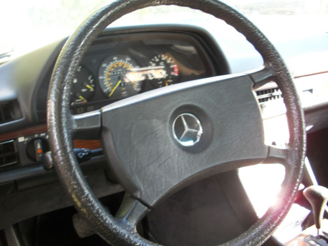 1985 Black Mercedes-Benz 500-Series Sedan