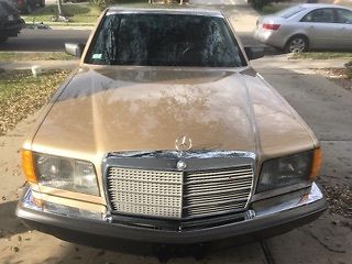 1985 Gold Mercedes-Benz 500-Series Sedan