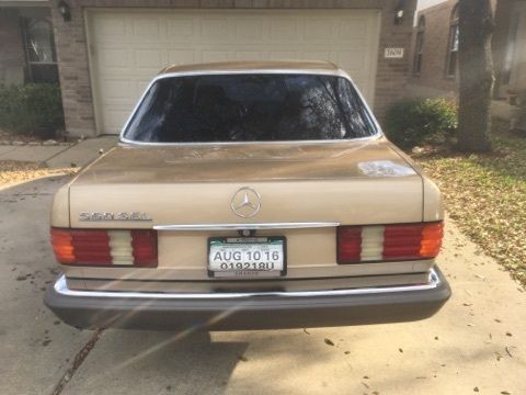 1985 Gold Mercedes-Benz 500-Series Sedan