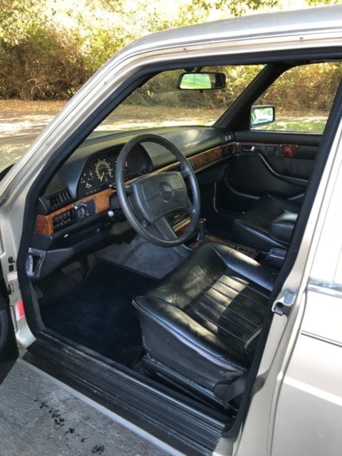1985 Beige/ gold Mercedes-Benz 500-Series Sedan