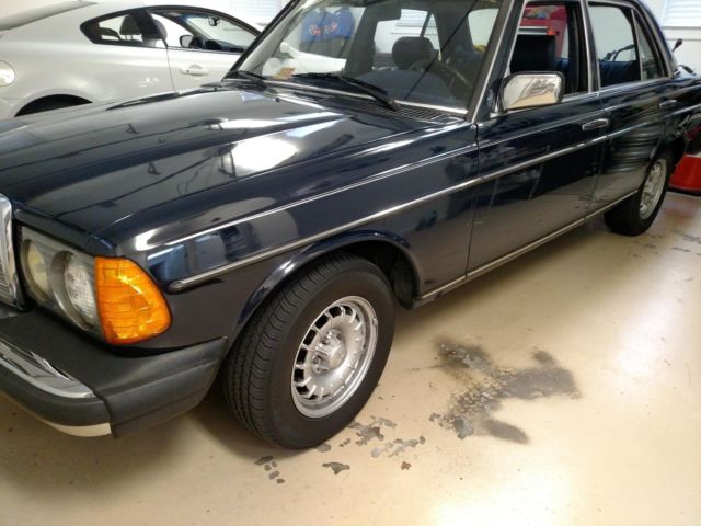 1985 Blue Mercedes-Benz 300-Series Sedan
