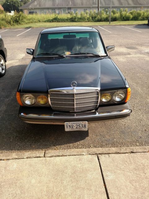 1985 Blue Mercedes-Benz 300-Series Sedan