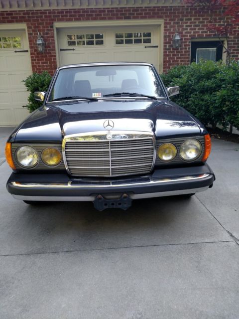 1985 Blue Mercedes-Benz 300-Series Sedan