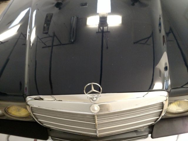 1985 Blue Mercedes-Benz 300-Series Sedan