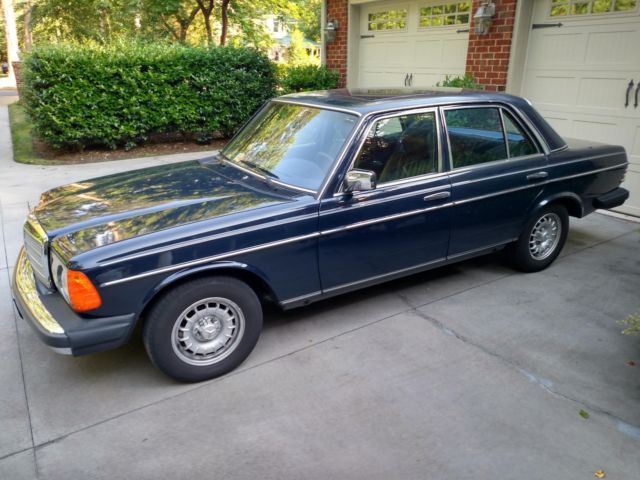 1985 Blue Mercedes-Benz 300-Series Sedan