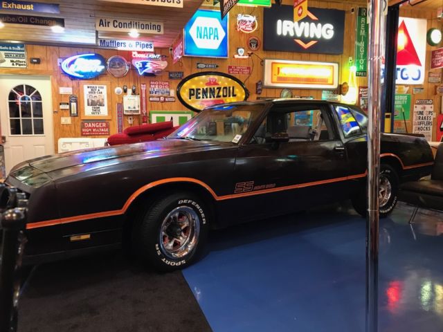 1985 Burgundy Chevrolet Monte Carlo Coupe