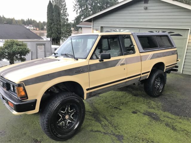 1985 yellow/custom stripe Nissan 720 Extended Cab Pickup