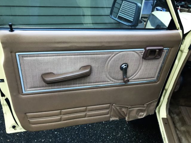 1985 yellow/custom stripe Nissan 720 Extended Cab Pickup