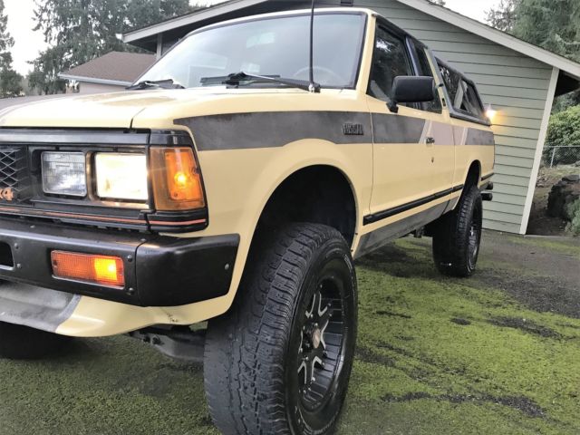 1985 yellow/custom stripe Nissan 720 Extended Cab Pickup